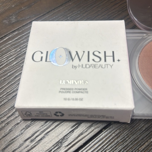 New New HUDA BEAUTY GLOWISH Luminous Pressed Powder Shade 13 EXTRA RICH - Picture 3 of 5